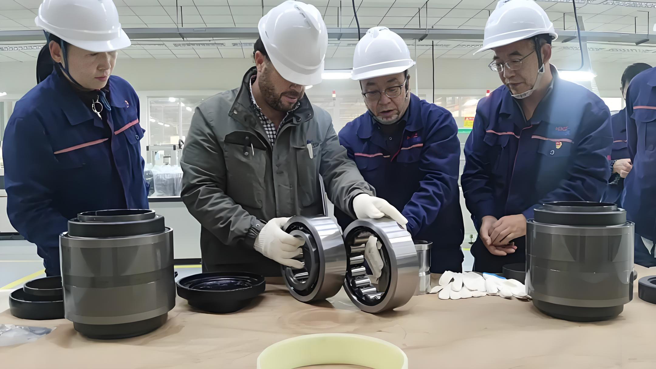 Международные клиенты посещают Hebei Zeyu Bearing Manufacturing Co., Ltd. для обмена